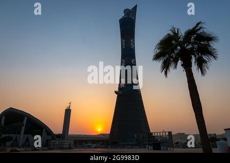 Doha, Qatar – 1er octobre 2019 : la Tour de la flamme dans le complexe de la ville sportive de Doha au coucher du soleil à côté de la mosquée Aspire Masjid contre un ciel clair Banque D'Images