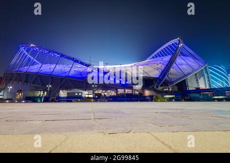 Doha, Qatar – 1er octobre 2019 : Stade international Khalifa illuminé en couleurs à Doha la nuit, Qatar, Moyen-Orient contre un ciel sombre et clair Banque D'Images