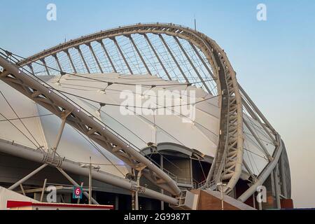 Doha, Qatar – 29 septembre 2019 : toit du stade international de Khalifa contre ciel bleu Banque D'Images