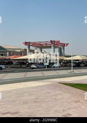 Doha, Qatar – 1er octobre 2019 : entrée du centre commercial Villaggio et parking protégé du soleil, Doha, Qatar, Moyen-Orient avec toit en forme de San Sir Banque D'Images