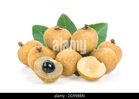 Longan frais sur fond blanc. Banque D'Images