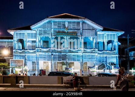 Nonthaburi, Thaïlande - juillet 22 2017 : l'ancien hôtel de ville de Nonthaburi avec les lumières colorées au néon qui se remplissent la nuit célèbre pour les touristes. Banque D'Images