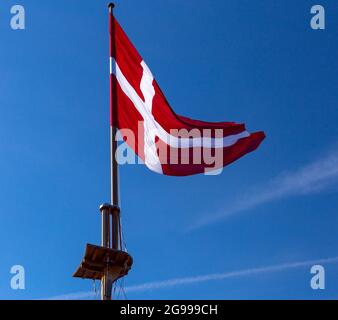 Drapeau national du Danemark sur le mât du navire contre le ciel bleu. Banque D'Images