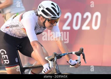Oyama, Japon. 25 juillet 2021. Cyclisme : Jeux Olympiques, Tokyo - Oyama (137.00 km), femmes, course sur route. Lisa Brennauer, d'Allemagne, traverse la ligne d'arrivée. Credit: Sebastian Gollnow/dpa/Alay Live News Banque D'Images