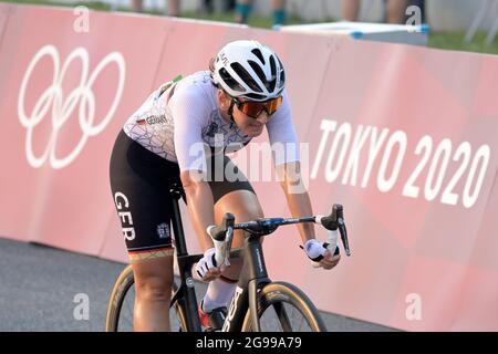 Oyama, Japon. 25 juillet 2021. Cyclisme : Jeux Olympiques, Tokyo - Oyama (137.00 km), femmes, course sur route. Lisa Brennauer, d'Allemagne, traverse la ligne d'arrivée. Credit: Sebastian Gollnow/dpa/Alay Live News Banque D'Images