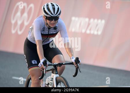 Oyama, Japon. 25 juillet 2021. Cyclisme : Jeux Olympiques, Tokyo - Oyama (137.00 km), femmes, course sur route. Hannah Ludwig, d'Allemagne, traverse la ligne d'arrivée. Credit: Sebastian Gollnow/dpa/Alay Live News Banque D'Images