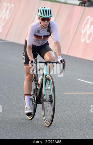 Oyama, Japon. 25 juillet 2021. Cyclisme : Jeux Olympiques, Tokyo - Oyama (137.00 km), femmes, course sur route. Liane Lippert, originaire d'Allemagne, traverse la ligne d'arrivée. Credit: Sebastian Gollnow/dpa/Alay Live News Banque D'Images