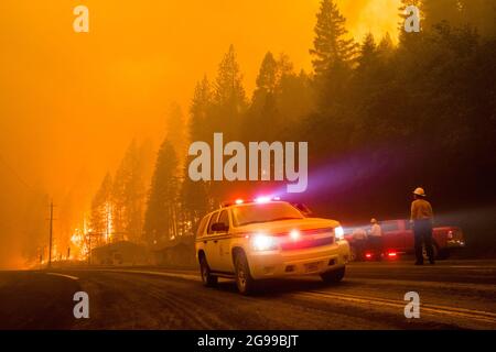 Californie, États-Unis. 24 juillet 2021. La voiture de pompier se tourne alors que les flammes actives atteignent l'autoroute 70.l'incendie de Dixie continue de brûler en Californie plus de 180,000 acres avec 20% de confinement. Crédit : SOPA Images Limited/Alamy Live News Banque D'Images