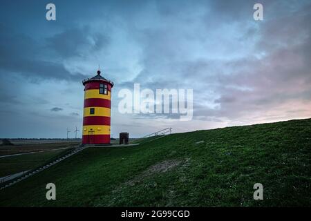 Vue panoramique sur le phare de Pilsum à Krummhorn, en Allemagne Banque D'Images