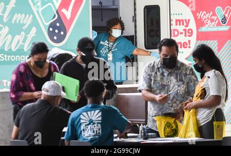 Les gens s'inscrivent pour recevoir une photo lors d'un événement de vaccination mobile COVID-19 au campus du centre-ville d'Orlando de l'Université de Floride centrale et du Collège de Valence. La Floride est le chef de file de la nation dans les nouveaux cas de coronavirus à mesure que les hospitalisations se sont envolée. (Photo de Paul Hennessy / SOPA Images / Sipa USA) Banque D'Images