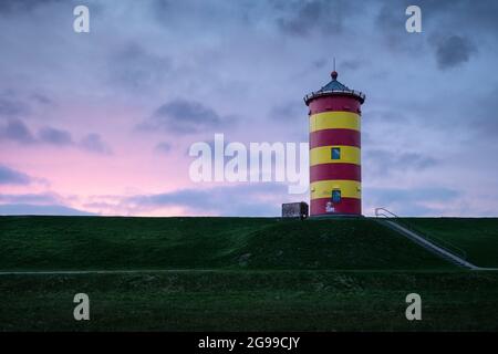 Vue panoramique sur le phare de Pilsum à Krummhorn, en Allemagne, au coucher du soleil Banque D'Images