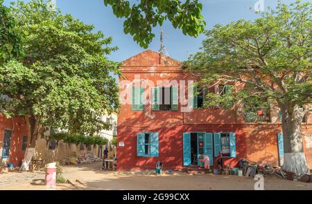 Rues colorées de l'île de Goree, Dakar, Sénégal. Island est connue pour son rôle dans le commerce des esclaves de l'Atlantique du XVe au XIXe siècle. Banque D'Images