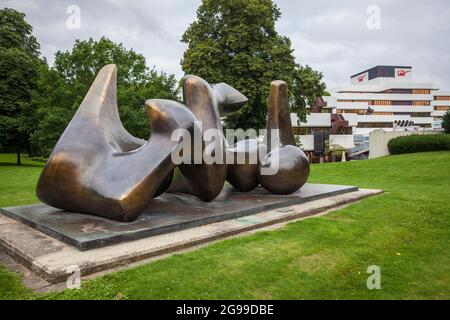 La sculpture en bronze de grandes vertèbres (1968/69) de Henry Moore à la Landebausparkasse, Muenster, Rhénanie-du-Nord-Westphalie, Allemagne. Die Bronzeplastik Banque D'Images