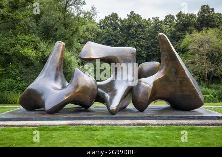 La sculpture en bronze de grandes vertèbres (1968/69) de Henry Moore à la Landebausparkasse, Muenster, Rhénanie-du-Nord-Westphalie, Allemagne. Die Bronzeplastik Banque D'Images