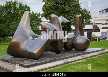 La sculpture en bronze de grandes vertèbres (1968/69) de Henry Moore à la Landebausparkasse, Muenster, Rhénanie-du-Nord-Westphalie, Allemagne. Die Bronzeplastik Banque D'Images