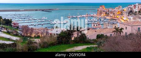 Vue panoramique sur la ville de Castellammare del Golfo par une journée ensoleillée. Italie. Sicile. Banque D'Images