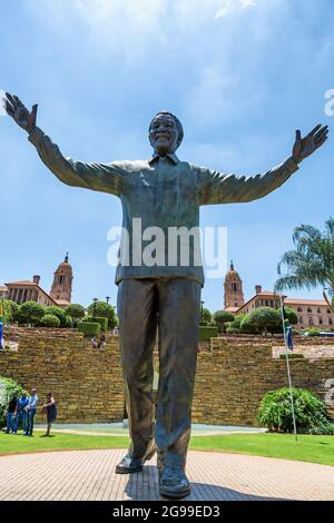 Pretoria, Afrique du Sud - 4 novembre 2016 : statue de bronze géant de Nelson Mandela, ancien président de l'Afrique du Sud et militant anti-apartheid. Fathe Banque D'Images