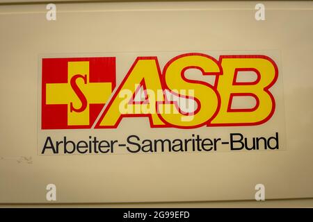 Berlin, Allemagne - 24 juillet 2021 - logo de l'organisation d'aide allemande ASB / Arbeiter-Samariter-Bund sur une ambulance Banque D'Images