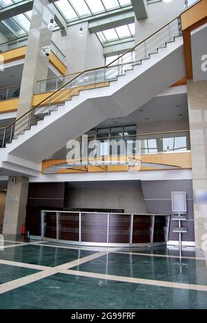 Entrée du bâtiment de luxe, réception et hall d'escalier en marbre, salle d'attente dans le bâtiment Banque D'Images