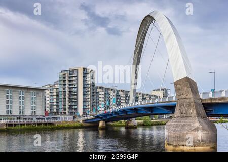 Le pont Squinty, ou le nom réel de Clyde Arc, enjambant la rivière Clyde à Glasgow. Banque D'Images