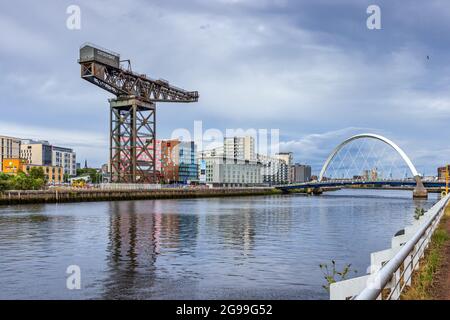 Pont Finnieston Crane & Clyde Arc de Glasgow au-dessus de la rivière Clyde à Glasgow, en Écosse. Banque D'Images
