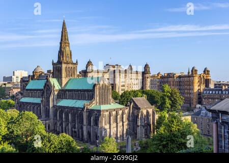 La cathédrale de Glasgow, la plus ancienne cathédrale de l'Écosse continentale, et l'ancienne infirmerie royale, extraite du cimetière victorien de Nacropolis. Banque D'Images