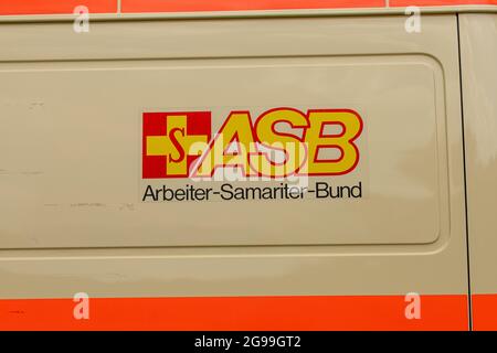 Berlin, Allemagne - 24 juillet 2021 - logo de l'organisation d'aide allemande ASB / Arbeiter-Samariter-Bund sur une ambulance Banque D'Images