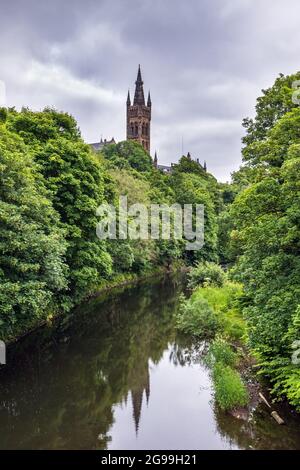 La rivière Kelvin à Glasgow, avec la tour de cloche gothique Sir George Gilbert Scott à l'Université de Glasgow en arrière-plan. Banque D'Images