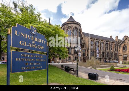 Panneau de l'Université de Glasgow et entrée sur le campus Gilmorehill sur University Avenue, centre-ville de Glasgow, Écosse. Banque D'Images