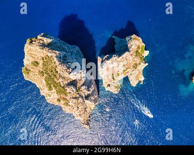 Vue aérienne de Faraglioni, Capri. Côte italienne en été, vue vers le bas Banque D'Images