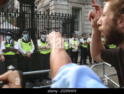 Les manifestants affrontent les lignes de police devant Downing Street pendant la manifestation.les manifestants protestent à Trafalgar Square, à Londres, dans le cadre du rassemblement mondial pour la liberté. Les manifestants manifestent contre le passeport vaccinal, la vaccination Covid-19 pour les enfants et une série d'autres restrictions concernant le coronavirus. Banque D'Images