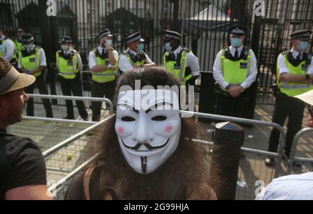 Les manifestants affrontent les lignes de police devant Downing Street pendant la manifestation.les manifestants protestent à Trafalgar Square, à Londres, dans le cadre du rassemblement mondial pour la liberté. Les manifestants manifestent contre le passeport vaccinal, la vaccination Covid-19 pour les enfants et une série d'autres restrictions concernant le coronavirus. Banque D'Images