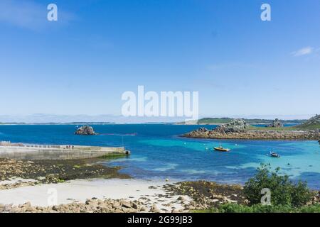 Vue sur le port de St Agnes, îles de Scilly, Royaume-Uni Banque D'Images