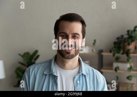 Portrait en tête d'un homme souriant caucasien barbu Banque D'Images