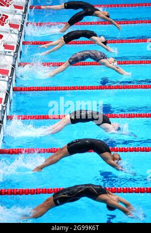 Les nageurs pendant le 100m Freestyle féminin Heat 3 au Centre aquatique de Tokyo le deuxième jour des Jeux Olympiques de Tokyo 2020 au Japon. Date de la photo: Dimanche 25 juillet 2021. Banque D'Images