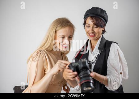 Photographe montrant des photos au modèle Banque D'Images