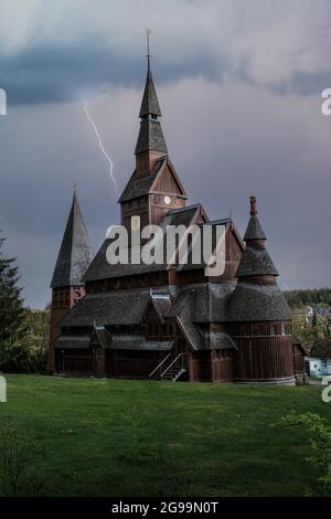 Un cliché vertical de l'église luthérienne Gustav Adolf Stave à Goslar, en Allemagne, pendant la foudre Banque D'Images