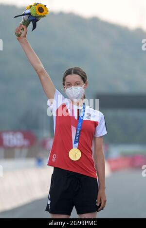 Oyama, Japon. 25 juillet 2021. Cyclisme : Jeux Olympiques, Tokyo - Oyama (137.00 km), femmes, course sur route, cérémonie de remise des prix. Vainqueur de la médaille d'or Anna Kiesenhofer d'Autriche. Credit: Sebastian Gollnow/dpa/Alay Live News Banque D'Images