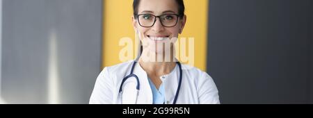 Portrait d'un médecin souriant en manteau blanc Banque D'Images
