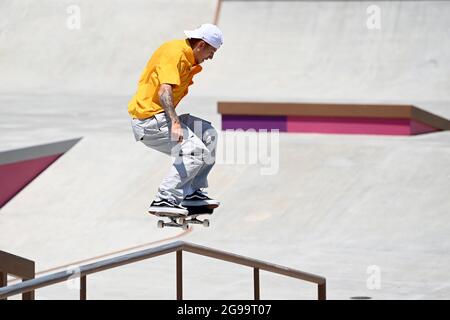 Tokio, Japon. 25 juillet 2021. Skateboard : Jeux Olympiques, préliminaire, rue, hommes, échauffée, Au parc sportif urbain Aomi. Giovanni Vianna, du Brésil, en action. Credit: Marijan Murat/dpa/Alamy Live News Banque D'Images