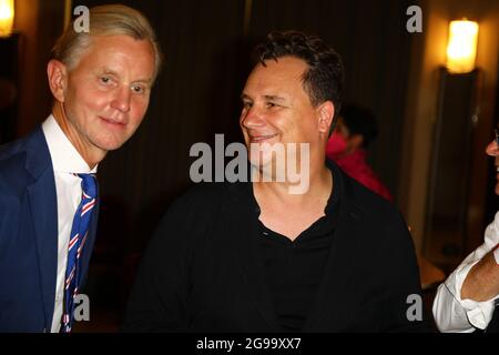 Max Raabe, Guido Maria Kretschmer mit Ehemann Frank Mutters BEI der Premiere of Theaterstücks 'Dord im Orientexpress' in der Komödie am Kurfürstendamm Banque D'Images
