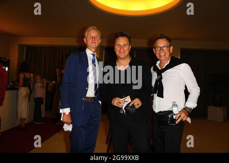 Max Raabe, Guido Maria Kretschmer mit Ehemann Frank Mutters BEI der Premiere of Theaterstücks 'Dord im Orientexpress' in der Komödie am Kurfürstendamm Banque D'Images