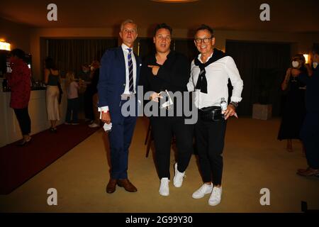 Max Raabe, Guido Maria Kretschmer mit Ehemann Frank Mutters BEI der Premiere of Theaterstücks 'Dord im Orientexpress' in der Komödie am Kurfürstendamm Banque D'Images
