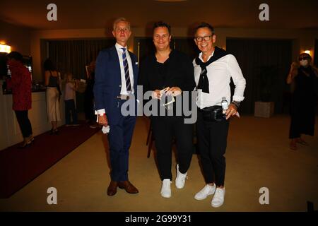 Max Raabe, Guido Maria Kretschmer mit Ehemann Frank Mutters BEI der Premiere of Theaterstücks 'Dord im Orientexpress' in der Komödie am Kurfürstendamm Banque D'Images