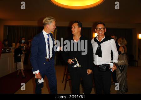 Max Raabe, Guido Maria Kretschmer mit Ehemann Frank Mutters BEI der Premiere of Theaterstücks 'Dord im Orientexpress' in der Komödie am Kurfürstendamm Banque D'Images