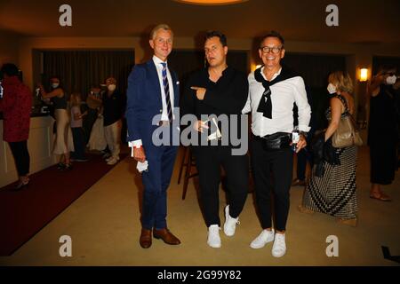 Max Raabe, Guido Maria Kretschmer mit Ehemann Frank Mutters BEI der Premiere of Theaterstücks 'Dord im Orientexpress' in der Komödie am Kurfürstendamm Banque D'Images