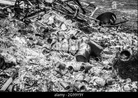 Brûlage de déchets sur un feu de camp contenant des boîtes de conserve métalliques Banque D'Images