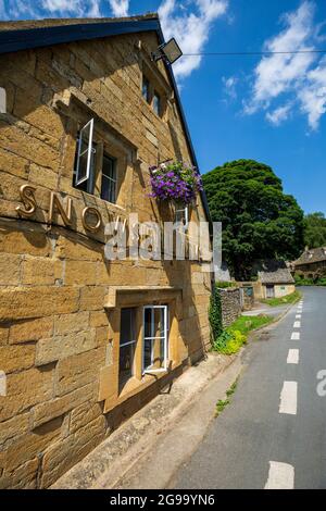 La Snowshill Arms public House sur la route à travers le village de Snowshill dans les Cotswolds, Gloucestersire, Angleterre Banque D'Images