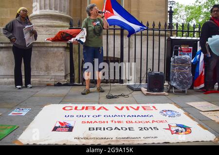 Londres, Royaume-Uni. 24 juillet 2021. Des manifestants se sont rassemblés sur Trafalgar Square pour protester contre le blocus américain de Cuba. Banque D'Images