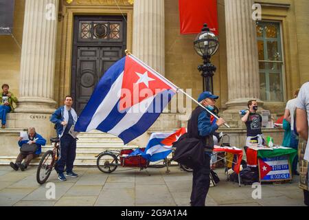 Londres, Royaume-Uni. 24 juillet 2021. Des manifestants se sont rassemblés sur Trafalgar Square pour protester contre le blocus américain de Cuba. Banque D'Images